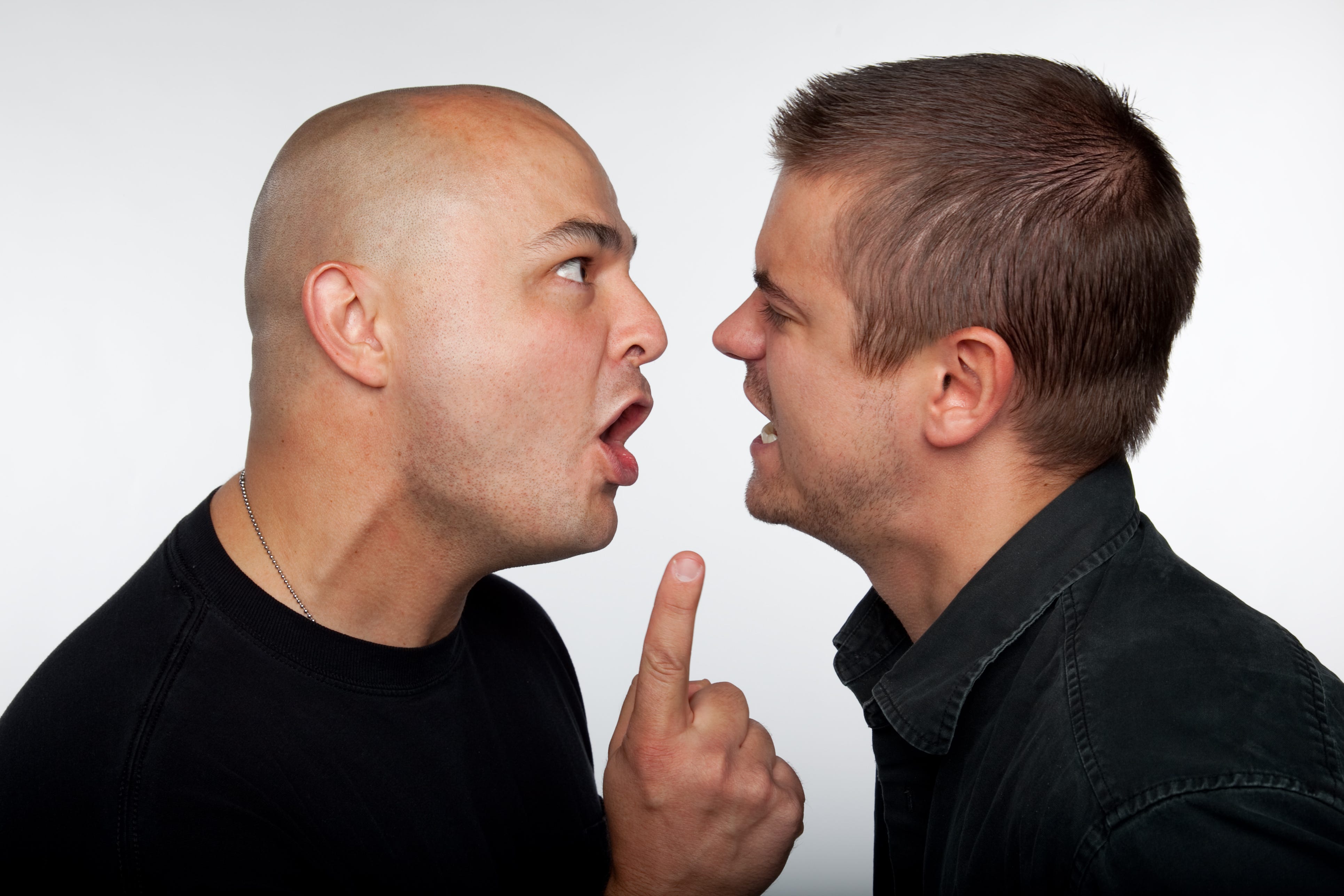 Отстоять правоту. Люди орут друг на друга. Мужчины спорят. Мужчины ссорятся. Два мужчины спорят.